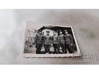 Снимка Офицер и войници