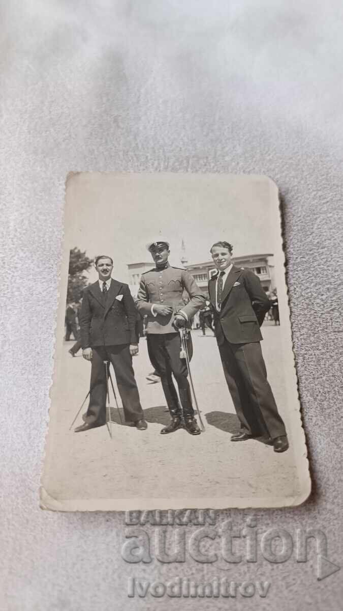 Снимка Офицер с парадна сабя и двама мъже