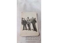 Fotografie Ofițer cu sabie de paradă și doi bărbați