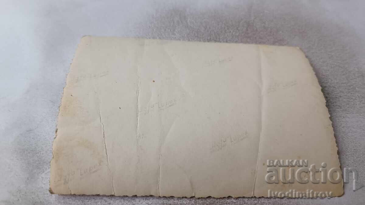 Φωτογραφία Άνδρες μπροστά από Δημοτικό Ξενοδοχείο με τιμή 1.85 BGN | € 0.95