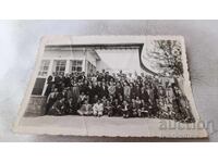 Φωτογραφία Άνδρες μπροστά από Δημοτικό Ξενοδοχείο