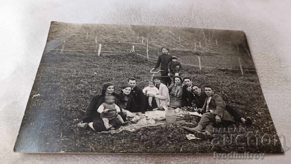 Φωτογραφία Μπιάλα Τσέρκβα Άνδρες γυναίκες και παιδιά σε πικνίκ 1930