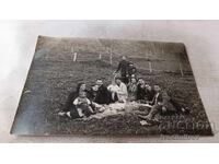 Fotografie Biserica Albă Bărbați femei și copii la picnic 1930