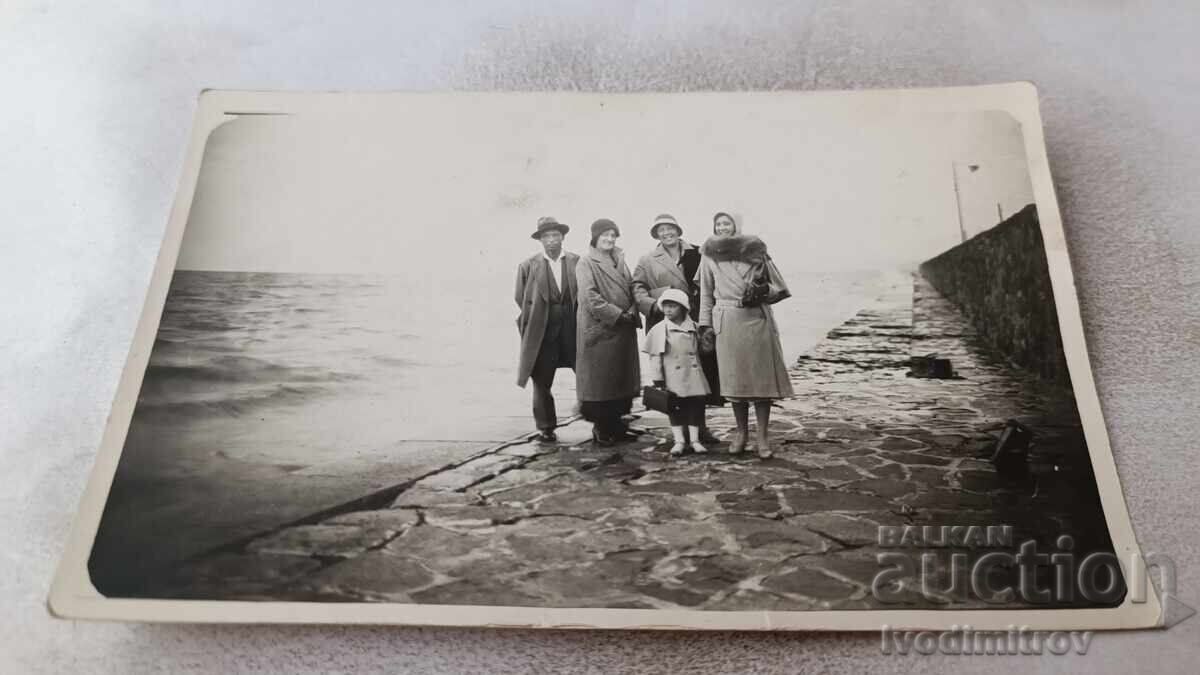 Φωτογραφία Βάρνα Άνδρας τρεις γυναίκες και κοριτσάκια στο κυματοθραύστη Φωτογραφία Βάρνα Άνδρας τρεις γυναίκες και κοριτσάκια στο κυματοθραύστη