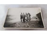 Φωτογραφία Βάρνα Άνδρας τρεις γυναίκες και κοριτσάκια στο κυματοθραύστη