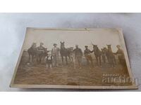 Φωτογραφία Αξιωματικοί άνδρας και αγόρι με άλογα και ένα μικρό πουλάρι