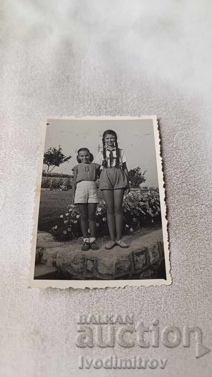 Φωτογραφία Δύο κοριτσιών σε στρατόπεδο 1953