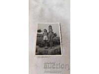 Снимка Две момичета на военен лагер 1953