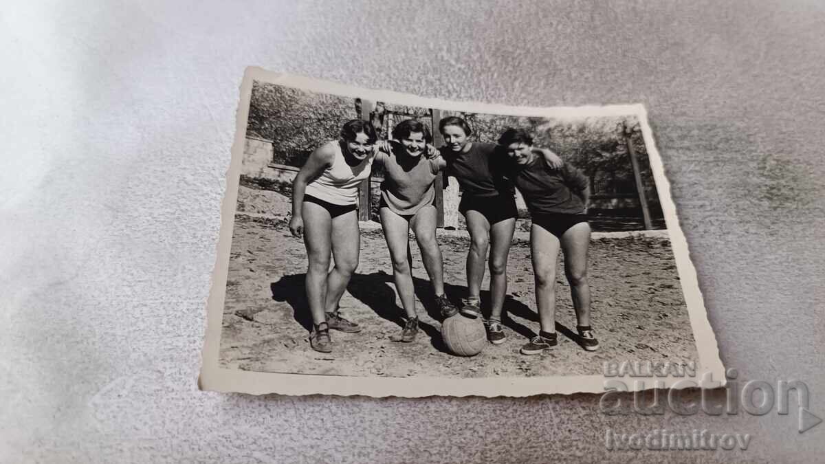 Снимка Четири състезателки по баскетбол 1957 Снимка Четири състезателки по баскетбол 1957