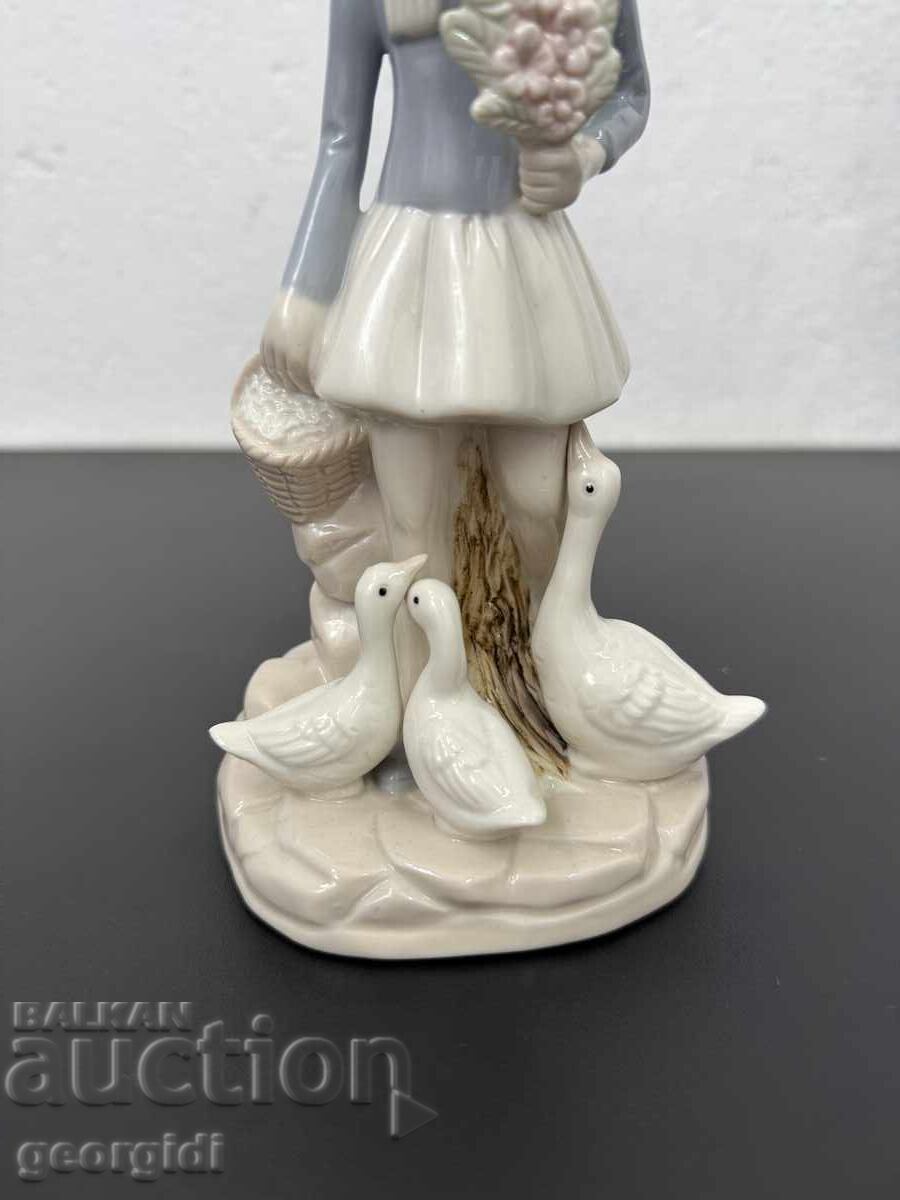 Ισπανικό πορσελάνινο ειδώλιο κοριτσιού με χήνες. №7577 με τιμή 60.00 BGN | € 30.68