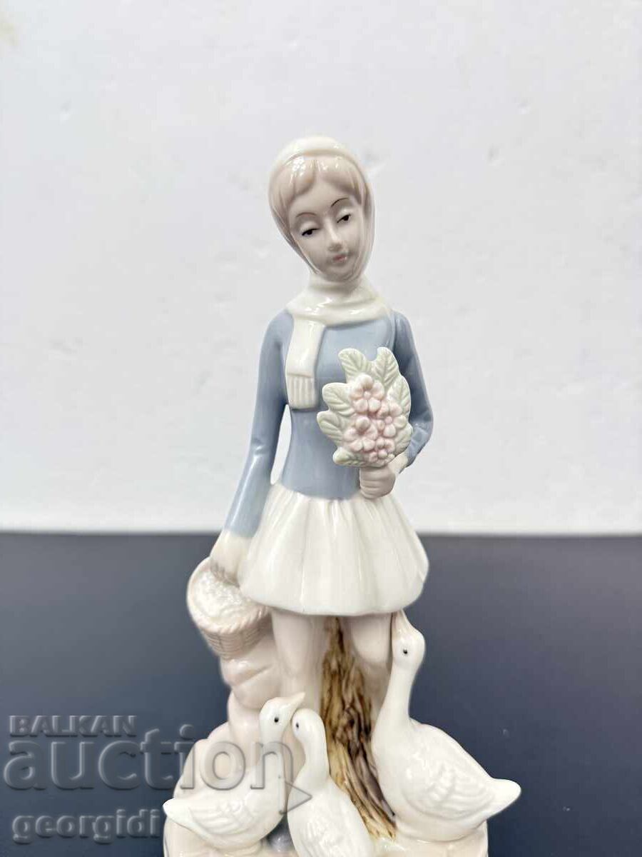 Δημοπρασία Ισπανικό πορσελάνινο ειδώλιο κοριτσιού με χήνες. №7577