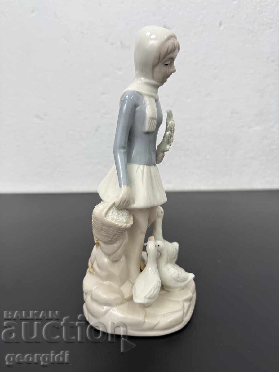 Παράδοση Ισπανικό πορσελάνινο ειδώλιο κοριτσιού με χήνες. №7577