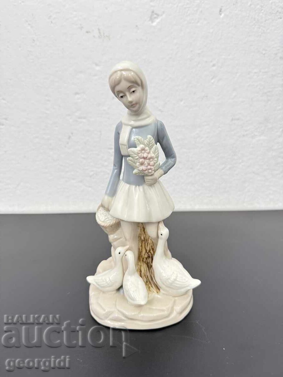 Ισπανικό πορσελάνινο ειδώλιο κοριτσιού με χήνες. №7577