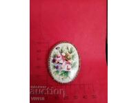 Broșă veche din porțelan