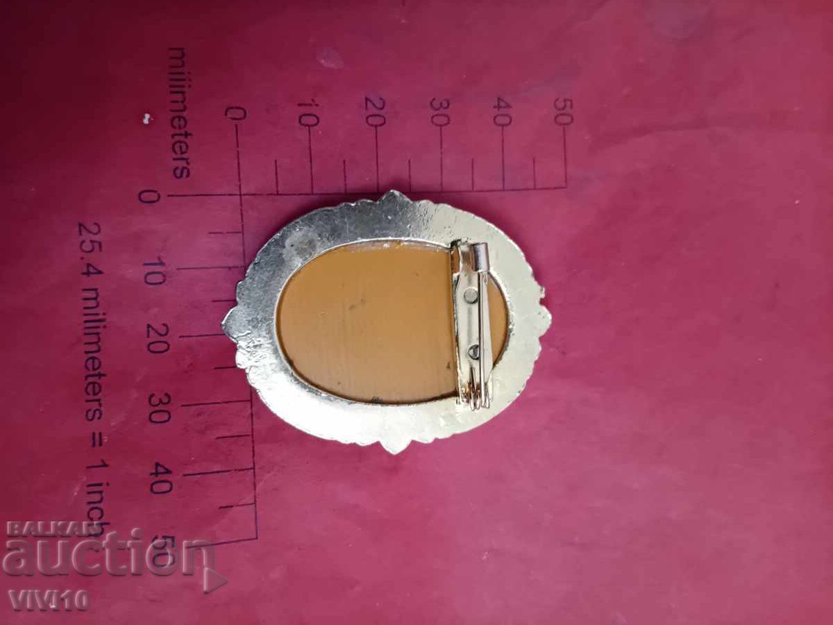 Brosa antica cu pietre cu preț 30.00 BGN | € 15.34