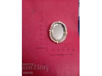 Старинна брошка с камъни