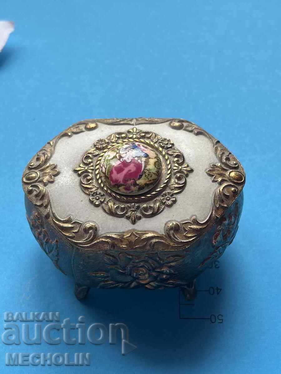 CUTIE DE BIJUTERII cu preț 35.00 BGN | € 17.90