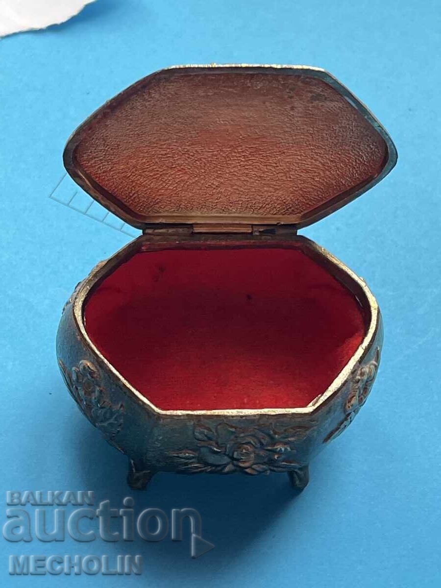 Licitație CUTIE DE BIJUTERII