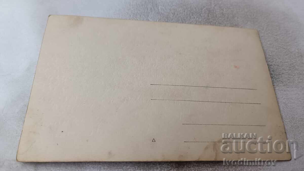 Φωτογραφία Άνδρες και γυναίκες στο τραπέζι μπροστά από το σπίτι τους με τιμή 3.45 BGN | € 1.76 Φωτογραφία Άνδρες και γυναίκες στο τραπέζι μπροστά από το σπίτι τους με τιμή 3.45 BGN | € 1.76