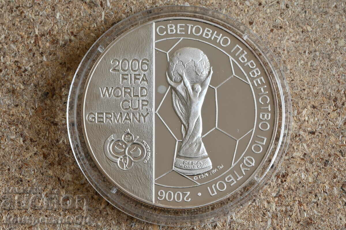 2003 - 5 лева Футбол. Първоначална цена само материал. 2003 - 5 лева Футбол. Първоначална цена само материал.