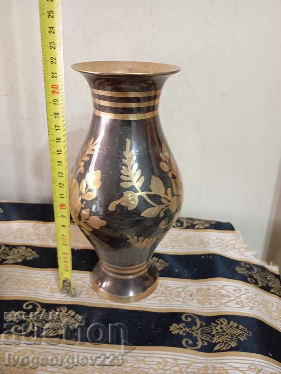 Ορειχάλκινο βάζο με τιμή 22.00 BGN | € 11.25