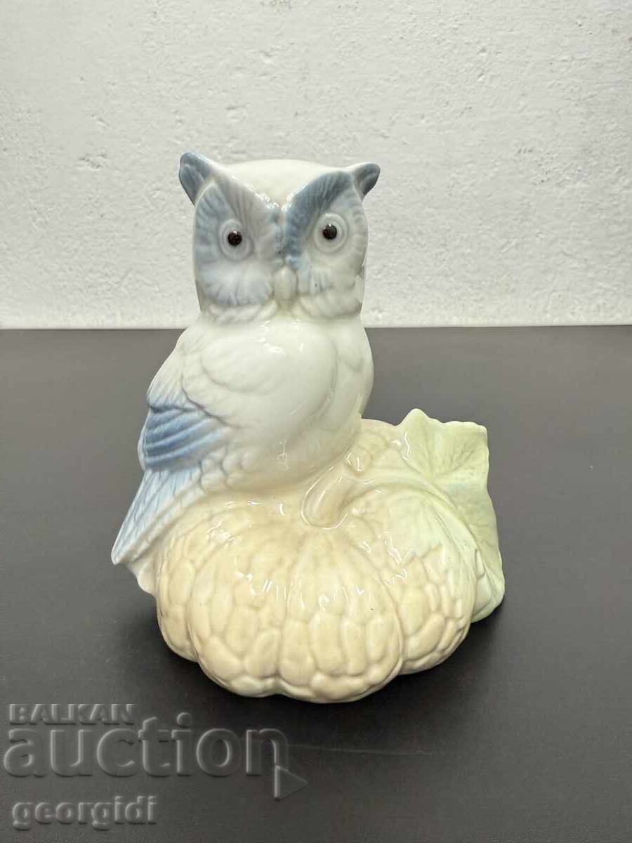 Spanish porcelain owl figurine. No. 7587 - 5 Spanish porcelain owl figurine. No. 7587 - 5