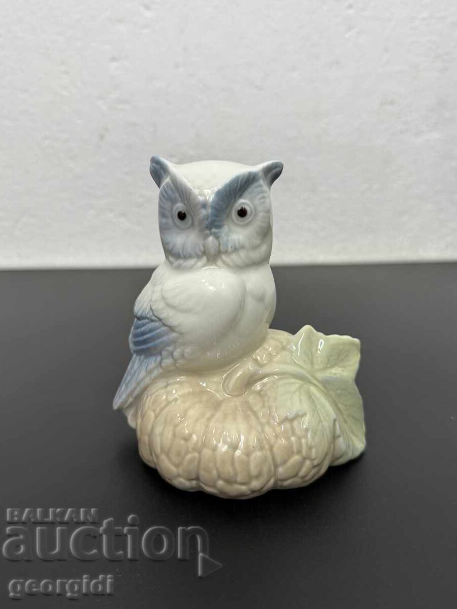 Spanish porcelain owl figurine. No. 7587 Spanish porcelain owl figurine. No. 7587