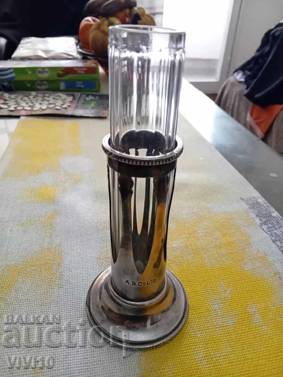 Vază veche de cristal cu suport argintat