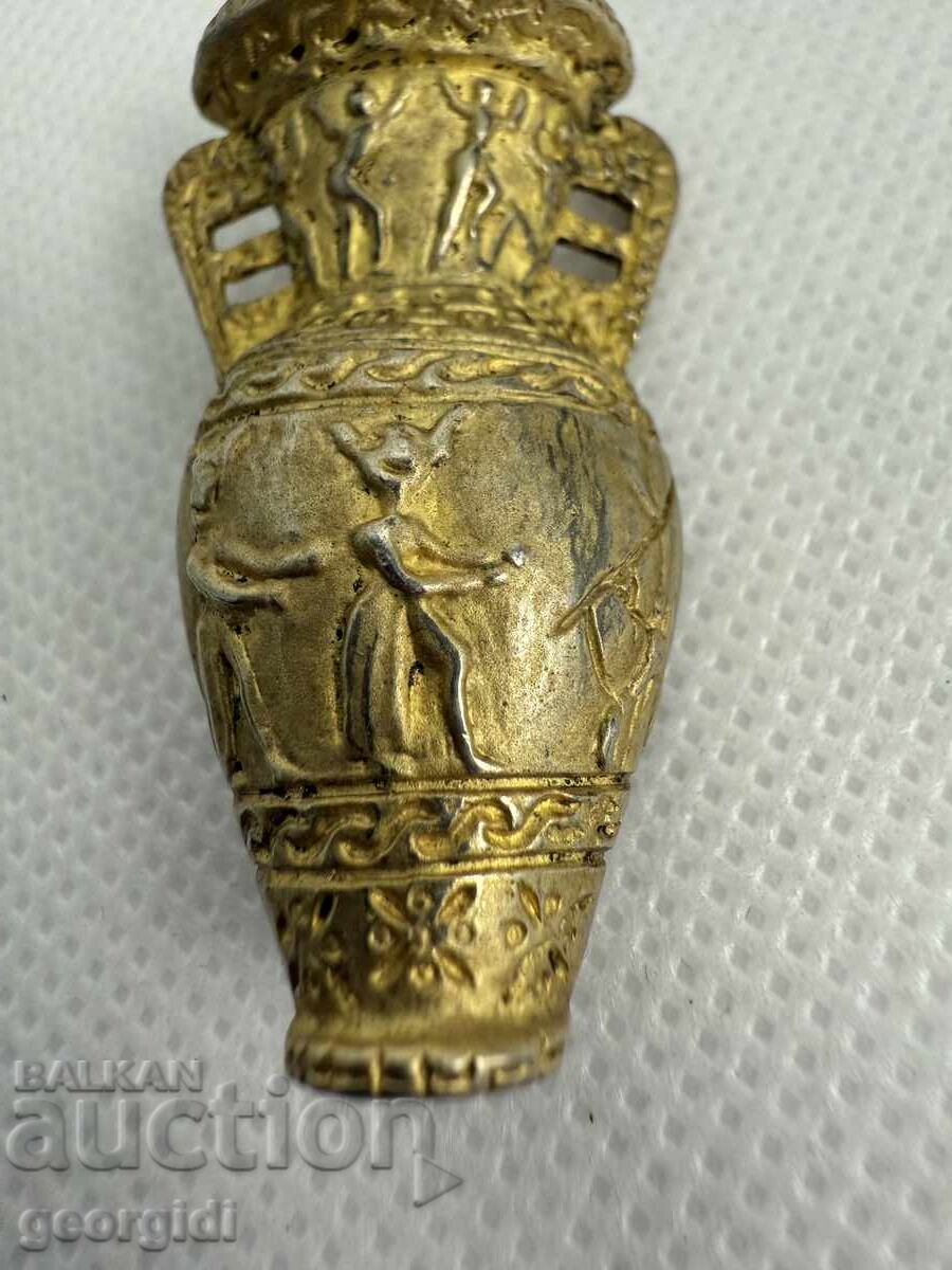 Auction  Silver brooch in the shape of an amphora / urn. №7594
