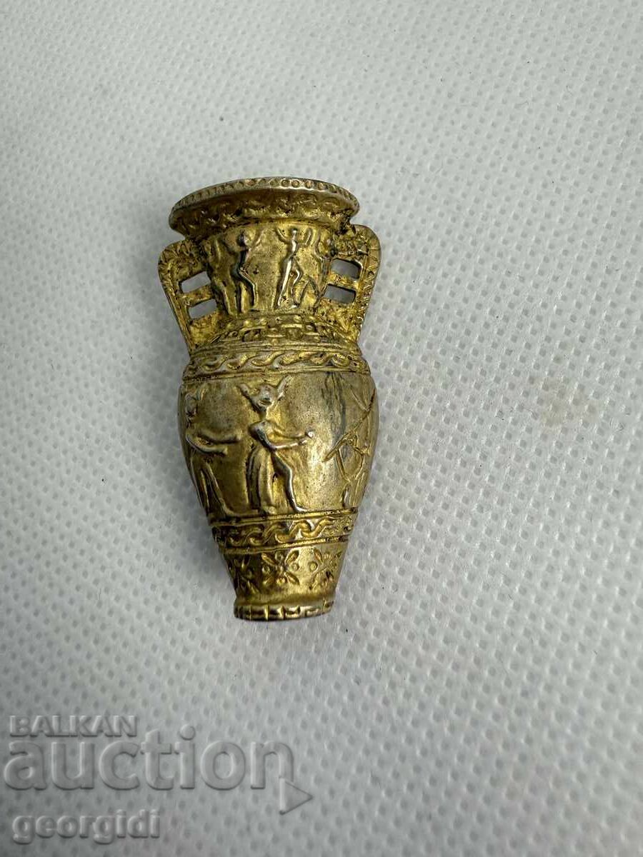 Silver brooch in the shape of an amphora / urn. №7594