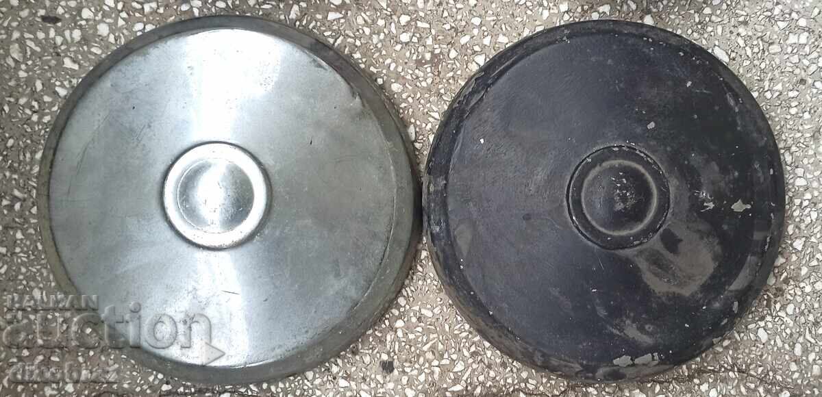 For Moskvich 412 - Two hubcaps for wheels - 4 Euros for both For Moskvich 412 - Two hubcaps for wheels - 4 Euros for both