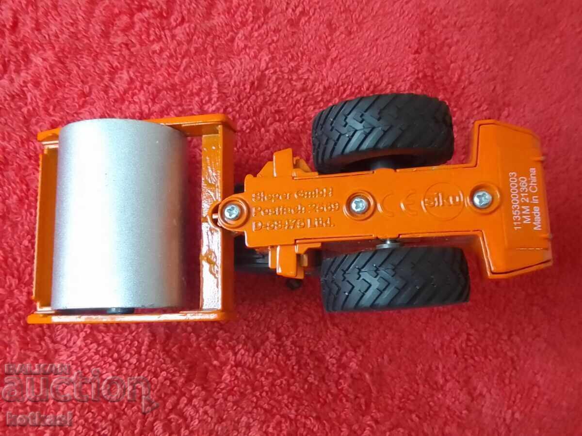 Siku Metal Road Roller Model, Germany - 7
