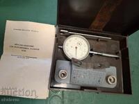 Device for measuring gaps