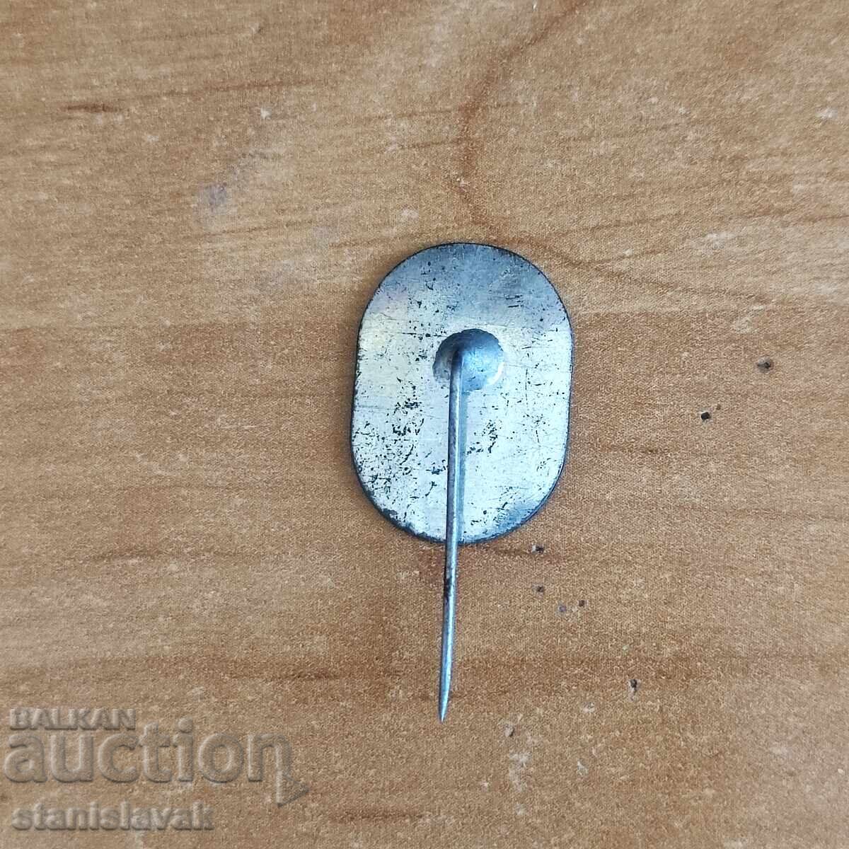 Insigna jubiliară 50 de ani de arbitraj fotbalistic, orașul Ruse cu preț 3.00 BGN | € 1.53