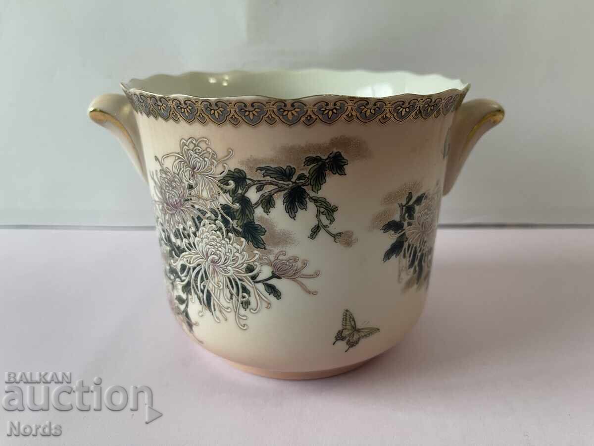 Красива порцеланова ваза с цена 11.00 лв. | € 5.62 Красива порцеланова ваза с цена 11.00 лв. | € 5.62