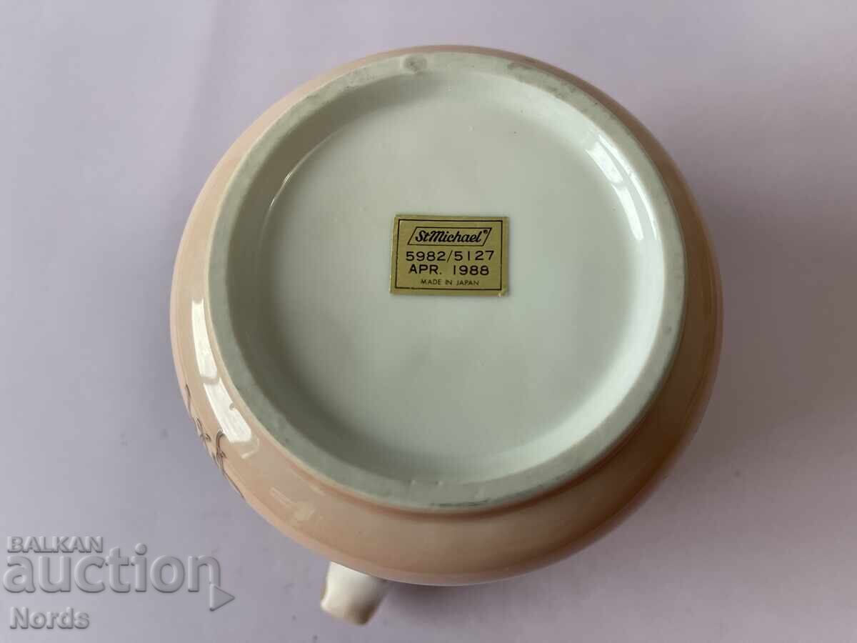 Доставка на Красива порцеланова ваза Доставка на Красива порцеланова ваза