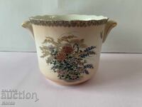 Ένα όμορφο πορσελάνινο βάζο