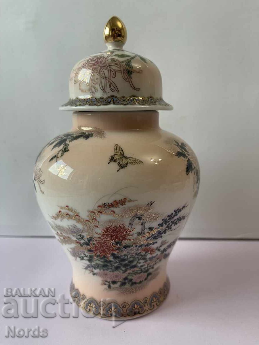 Ένα όμορφο πορσελάνινο πιάτο με καπάκι με τιμή 8.50 BGN | € 4.35