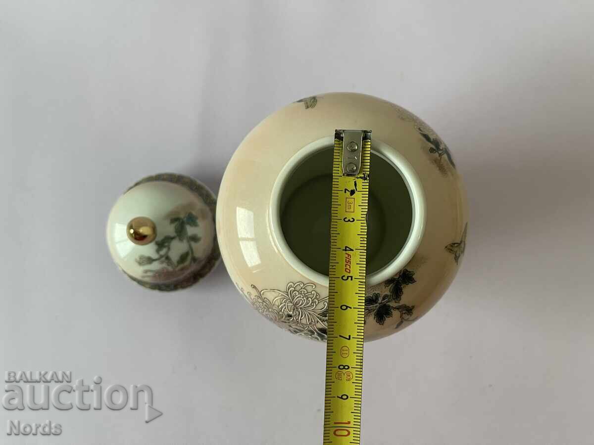 Παράδοση Ένα όμορφο πορσελάνινο πιάτο με καπάκι