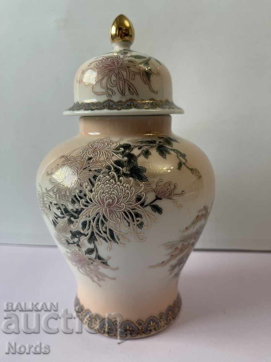 Ένα όμορφο πορσελάνινο πιάτο με καπάκι