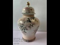 Ένα όμορφο πορσελάνινο πιάτο με καπάκι