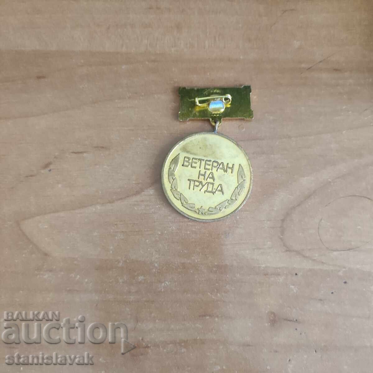 Значка захарен комбинат Лом с цена 10.00 лв. | € 5.11 Значка захарен комбинат Лом с цена 10.00 лв. | € 5.11