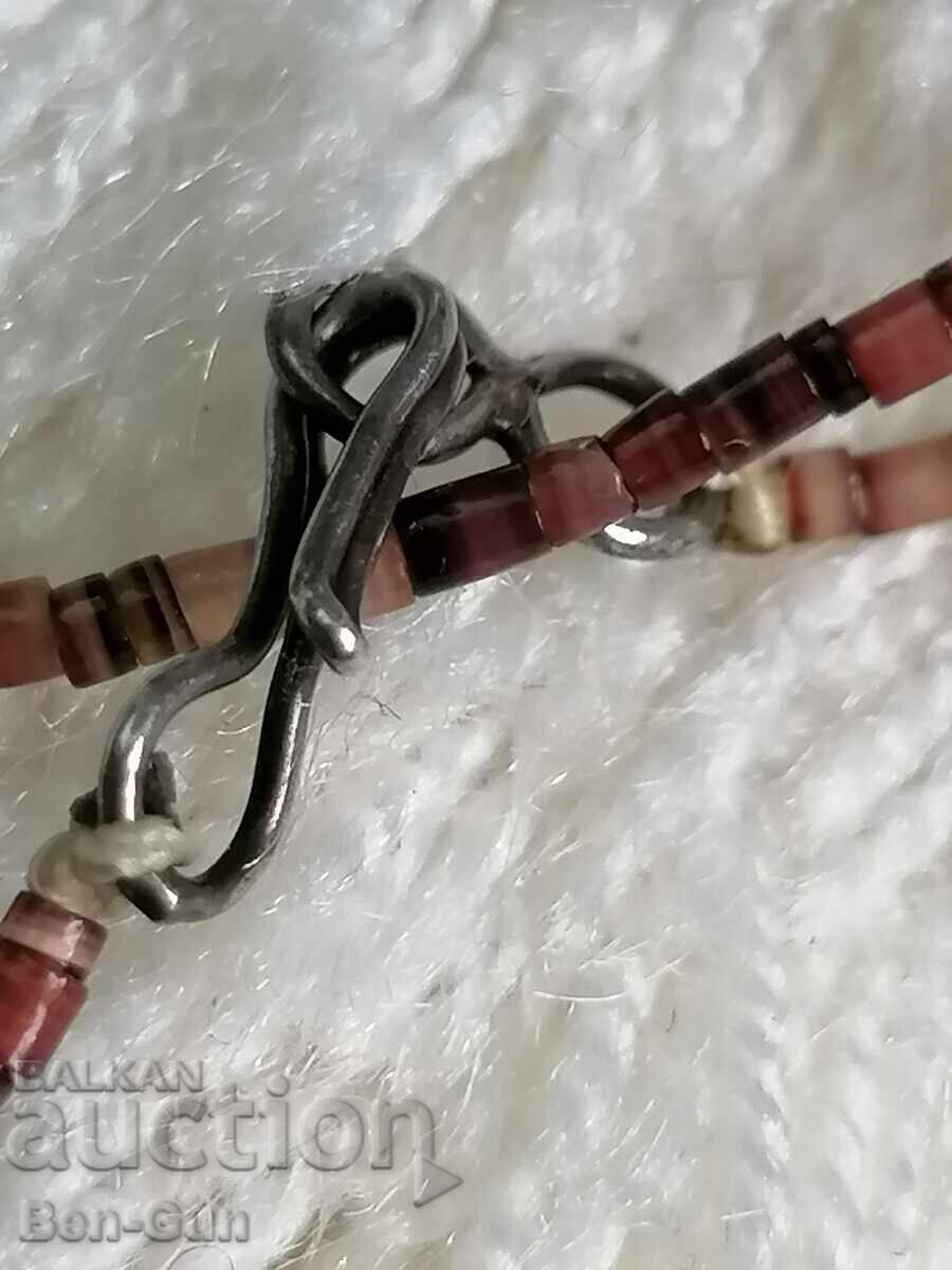 Delivery of Mother-of-pearl necklace, semi-precious stones, etc