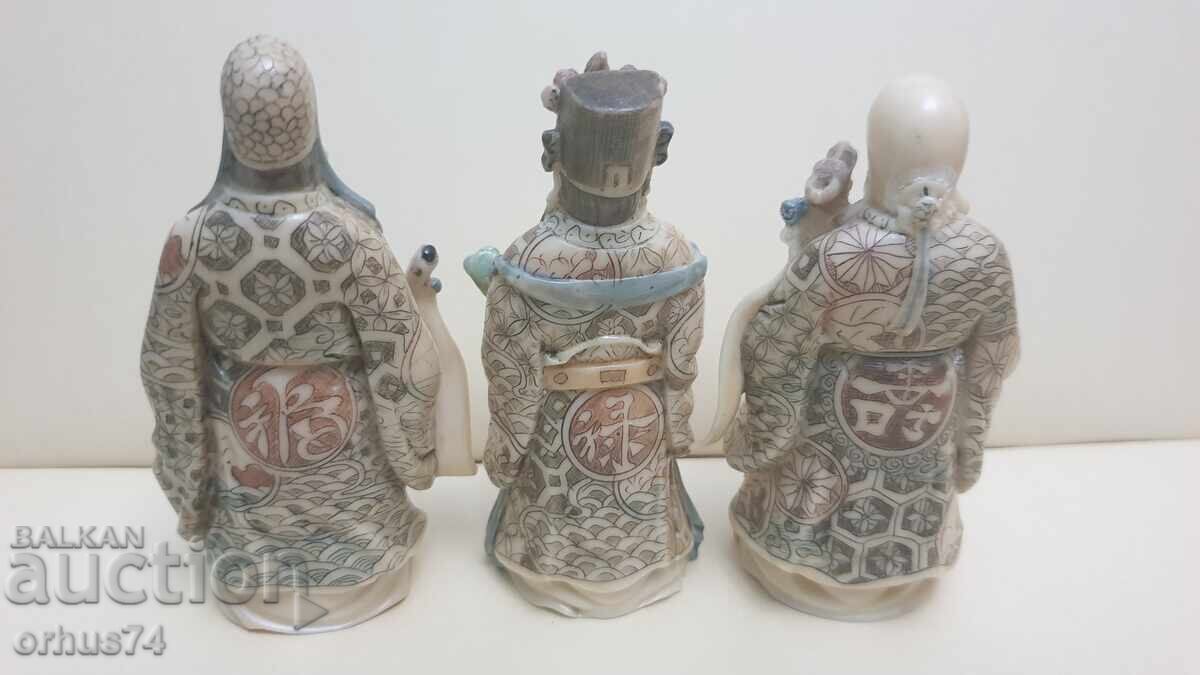 Παράδοση Τρία τεμάχια φιγούρες κινέζικων θεοτήτων