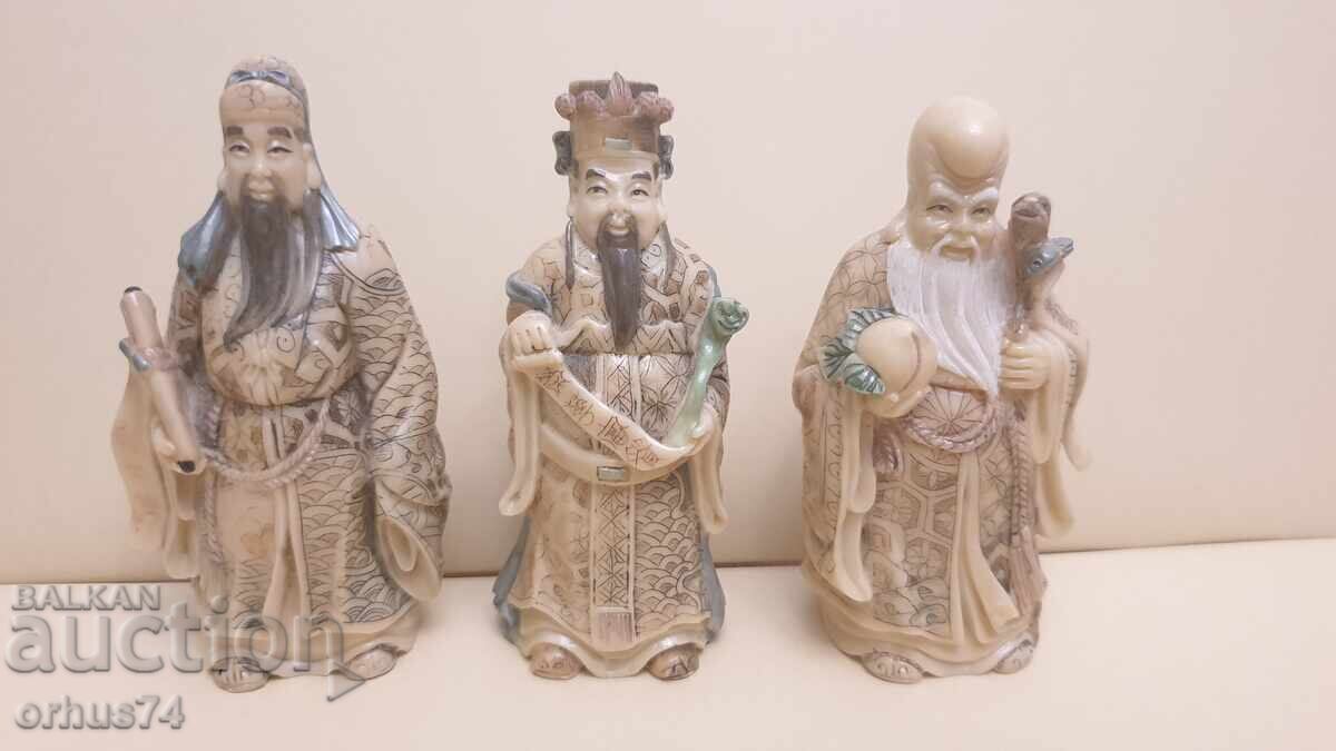Τρία τεμάχια φιγούρες κινέζικων θεοτήτων