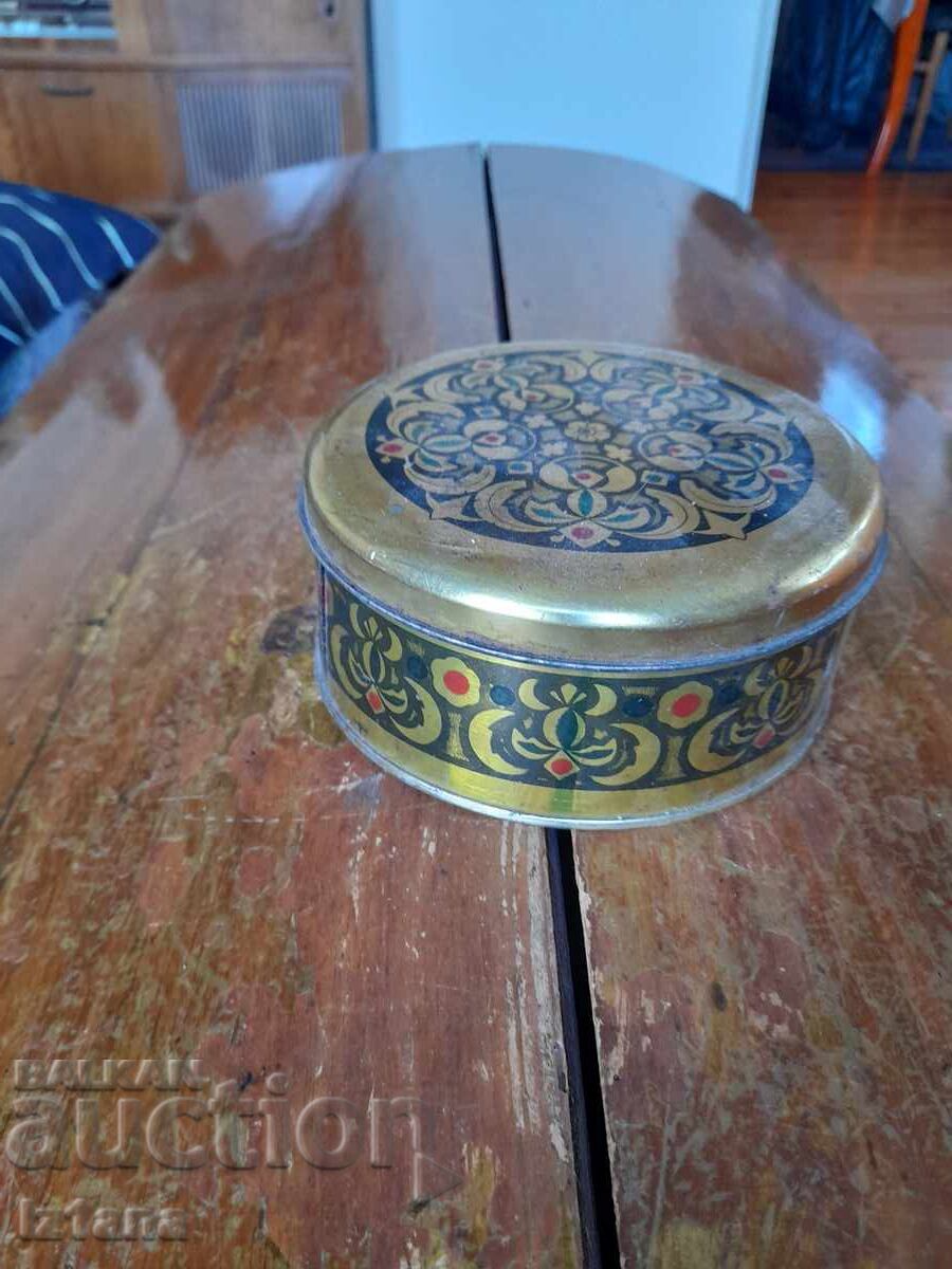 Ένα παλιό κουτί ΤΑΧΑΝ ΧΑΛΒΑ με τιμή 35.00 BGN | € 17.90