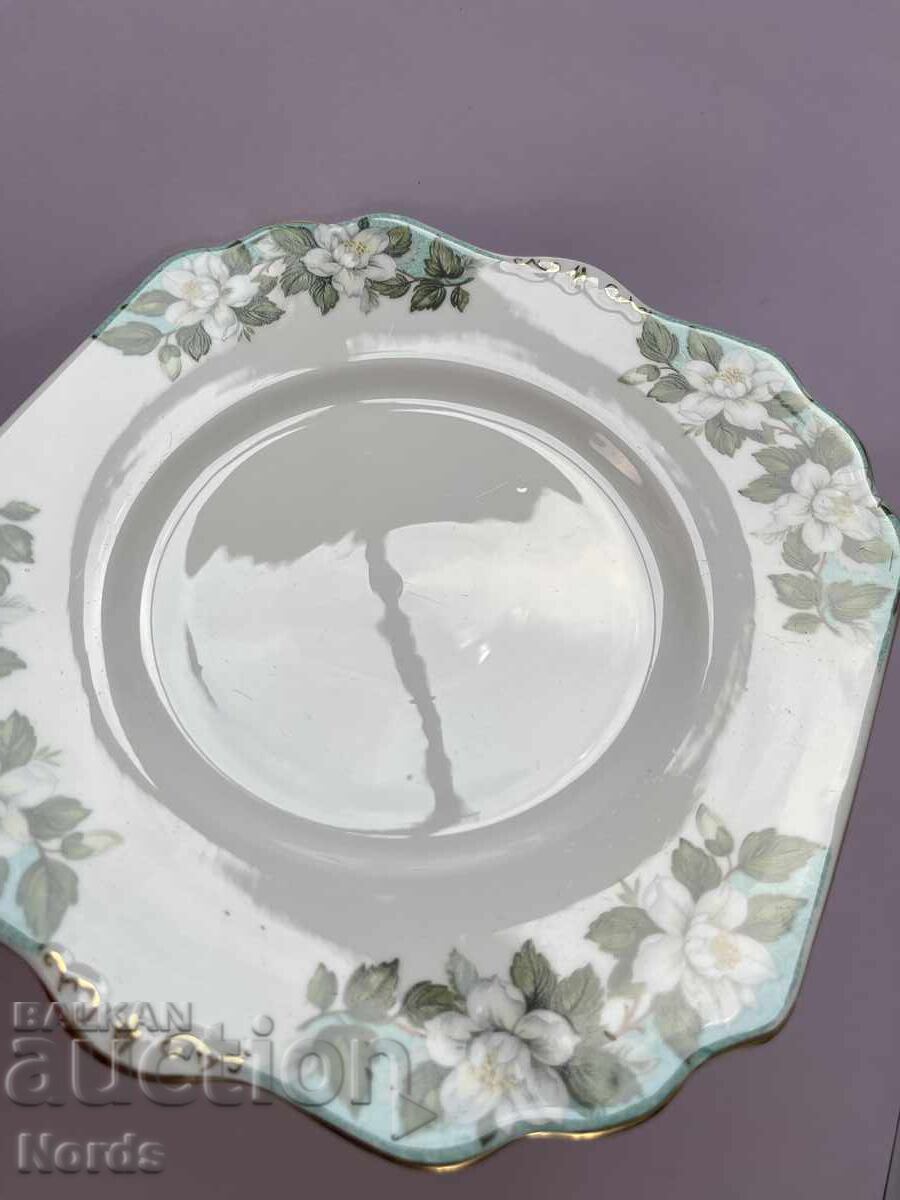 Auction A beautiful porcelain platter Auction A beautiful porcelain platter