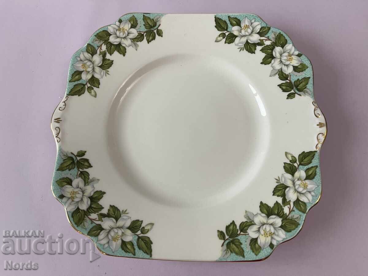 A beautiful porcelain platter A beautiful porcelain platter