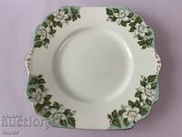 Μια όμορφη πορσελάνινη πιατέλα