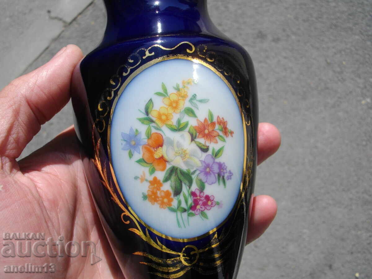 Auction  BEAUTIFUL BULGARIAN COBALT VASE PORCELAIN SIP